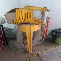 3 tavoli plastica con 5 sedie 