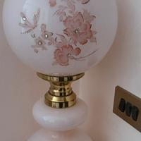 Lampada da tavolo vintage in vetro rosa e ottone
