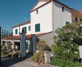 Casa indipendente con ampio giardino, b&b