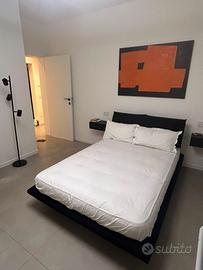 letto imbottito e comodini