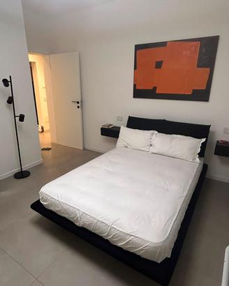 letto imbottito e comodini