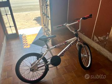 Bicicletta BMX Prism Mercurium – Bianca e Rossa