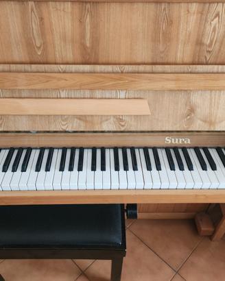 Pianoforte verticale omaggio sgabello  e spartiti