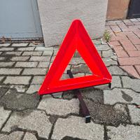 Triangolo segnaletico di emergenza auto gratis