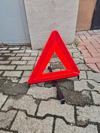 Triangolo segnaletico di emergenza auto gratis