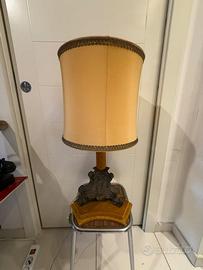 lampada treppiede lamina metallo su base legno
