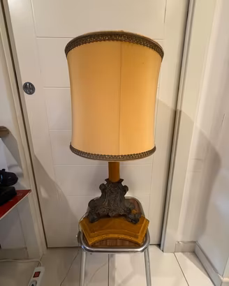 lampada treppiede lamina metallo su base legno