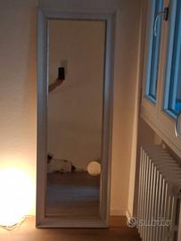 Specchio alto con cornice bianca