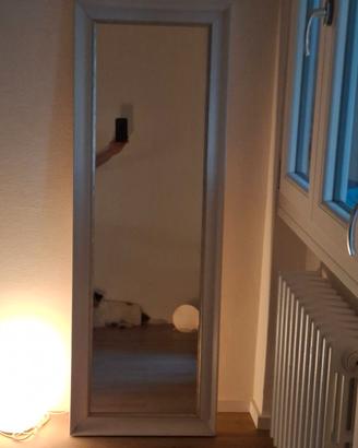 Specchio alto con cornice bianca