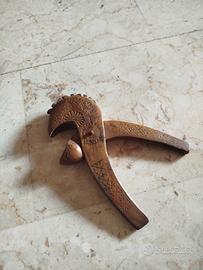 schiaccianoci intagliato