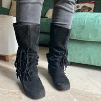 Stivali morbidi in vellutino con frange