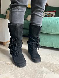 Stivali morbidi in vellutino con frange