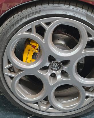 cerchi alfa tonale da 20 con gomme pirelli