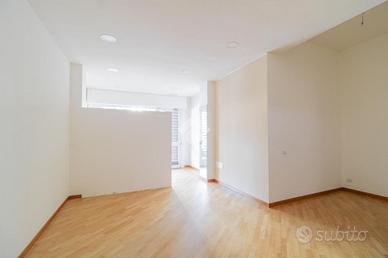 NEGOZIO A CERNUSCO SUL NAVIGLIO