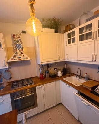 Cucina angolare Ikea con isola