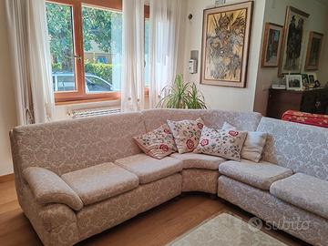 Divano 7 posti con tavolino