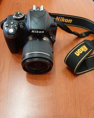 Macchina fotografica Nikon D3300 con accessori