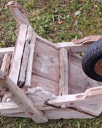 Antica carriola in legno
