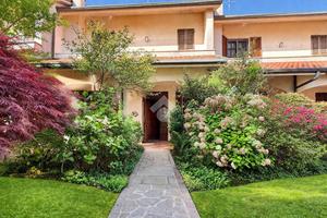VILLA A SCHIERA A BARLASSINA