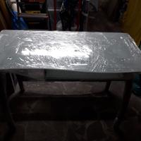 Scrivania con ripiano estraibile