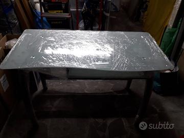 Scrivania con ripiano estraibile