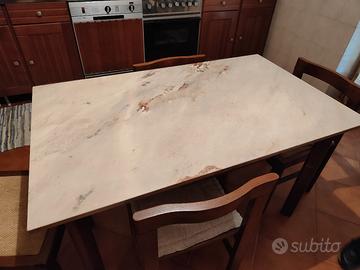 Tavolo con sedie 