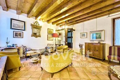 Palazzo / Stabile di 280 m² con 5 locali a Vittori