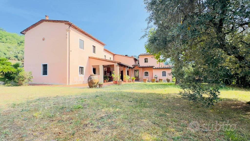 Rustico / Casale di 345 m² con più di 5 locali a M - Altro