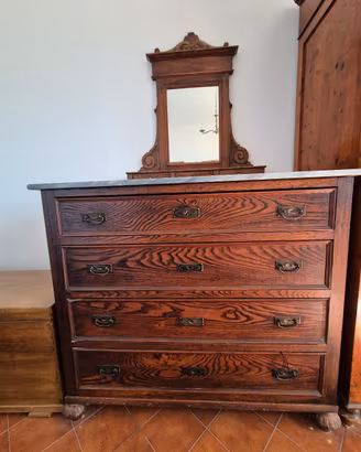 Cassettone antico e due comodini