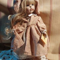 Bambola in porcellana con vestito rosa anni 90
