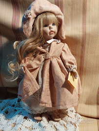 Bambola in porcellana con vestito rosa anni 90