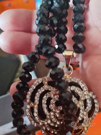 collana con ciondolo a forma di rosa brillantinata