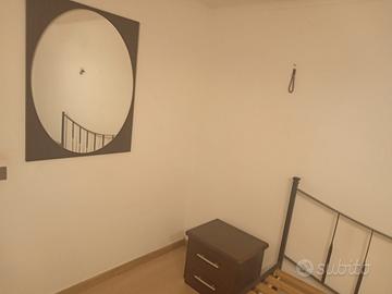 Comò,comodini,rete e specchio.