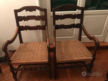 Coppia di antiche sedie con braccioli