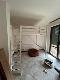 Struttura letto a soppalco, castello.