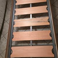 Materasso con la rete a doghe quasi mai usato