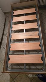 Materasso con la rete a doghe quasi mai usato