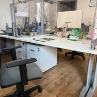 Scrivanie da ufficio con presa corrente