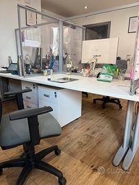 Scrivanie da ufficio con presa corrente