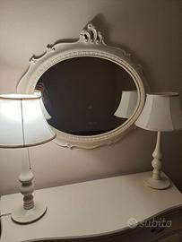 mobiletto con specchiera e due lampade da Tavolo
