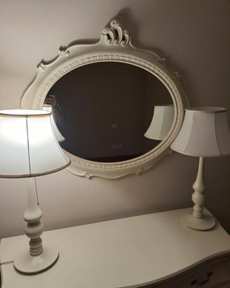 mobiletto con specchiera e due lampade da Tavolo