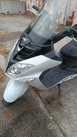 sym Joyride 125 perfetto.  provalo !!!