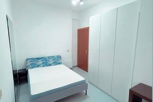 Stanza singola arredata