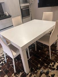 Tavolo con sedie