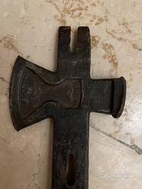 Antico strumento da lavoro da calzolaio o fabbro