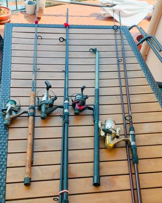 4 canne da pesca con mulinelli