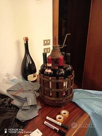 Lampada- strintoio- bottiglia - tavoli -sedie