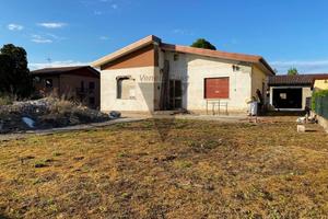 LOVA - CASA SINGOLA UNICO PIANO CON AMPIO GIARDINO