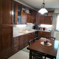Cucina in noce nazionale ad angolo