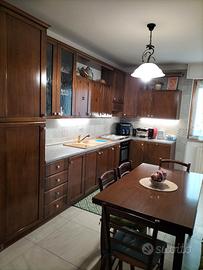 Cucina in noce nazionale ad angolo